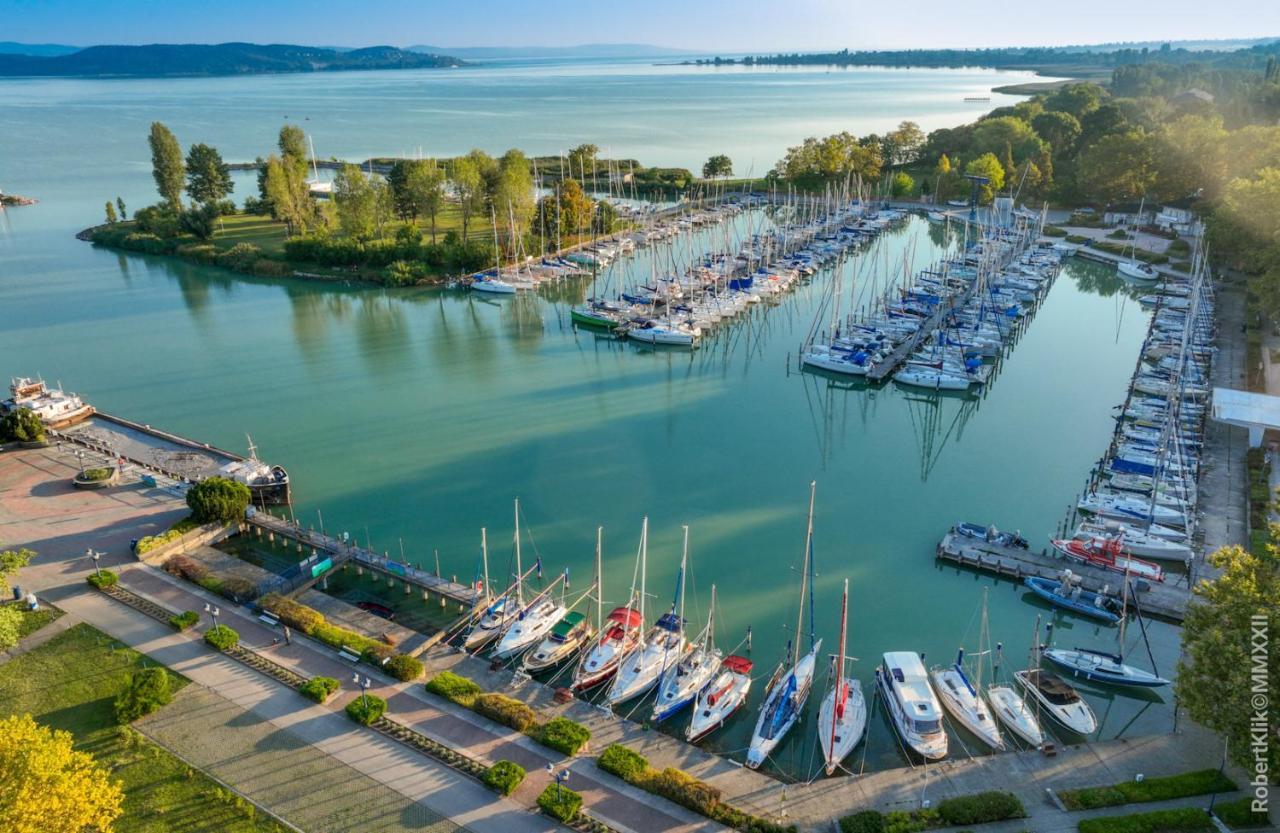弗尼克斯酒店 Balatonföldvár 外观 照片