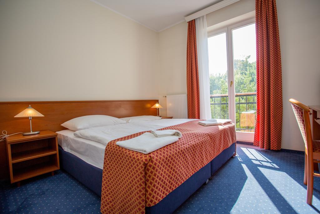 弗尼克斯酒店 Balatonföldvár 外观 照片